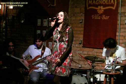 (S&atilde;o Paulo 11/08/2011 - Magn&oacute;lia Villa Bar) Show Gafieiras e Outras Verves - Mirian&ecirc;s Zabot e Banda (BAILE DE GAFIEIRA). Viol&atilde;o: Raphael Cortezi. Baixo: Giancarlo Barletta. Bateria: Pedro Michelucci. Hair Stylists: Mauro de Oliveira. Fotos: Ligiane Braga.