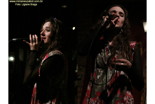 (S&atilde;o Paulo 11/08/2011 - Magn&oacute;lia Villa Bar) Show Gafieiras e Outras Verves - Mirian&ecirc;s Zabot e Banda (BAILE DE GAFIEIRA). Viol&atilde;o: Raphael Cortezi. Baixo: Giancarlo Barletta. Bateria: Pedro Michelucci. Hair Stylists: Mauro de Oliveira. Fotos: Ligiane Braga.