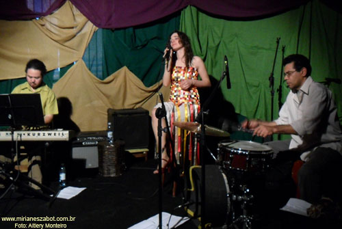 (S&atilde;o Paulo 06/08/2011 - Novo Lua Nova) Show Mosaico Foto-Prosaico - Mirian&ecirc;s Zabot. Piano: Felipe Siles. Percuss&atilde;o: Carlos Brito Jr. Dire&ccedil;&atilde;o Art&iacute;stica: Vin&iacute;cius Piedade e Mirian&ecirc;s Zabot. Figurino: Deise Cristina Meneguzzi. Hair Stylists: Mauro de Oliveira. Fotos: Altiery Monteiro.