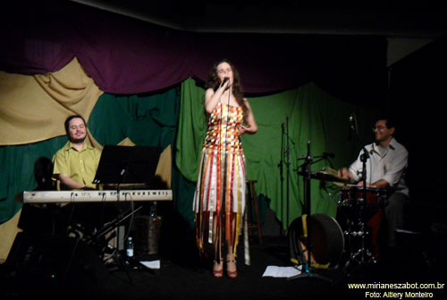 (S&atilde;o Paulo 06/08/2011 - Novo Lua Nova) Show Mosaico Foto-Prosaico - Mirian&ecirc;s Zabot. Piano: Felipe Siles. Percuss&atilde;o: Carlos Brito Jr. Dire&ccedil;&atilde;o Art&iacute;stica: Vin&iacute;cius Piedade e Mirian&ecirc;s Zabot. Figurino: Deise Cristina Meneguzzi. Hair Stylists: Mauro de Oliveira. Fotos: Altiery Monteiro.