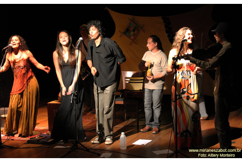 (S&atilde;o Paulo 26/08/2011 - Teatro do Centro da Terra) Show E no C&eacute;u Triscava Raio de Cau&ecirc; Proc&oacute;pio. Participa&ccedil;&atilde;o de Mirian&ecirc;s Zabot, J&oacute; Santos, Monahyr Campos, Nath&aacute;lia Mancinelli, Ivan Flavio, Rafa da Rabeca e Maria Rosa Caldas. Dire&ccedil;&atilde;o: Vin&iacute;cius Piedade. Fotos: paulalyn.com.br.