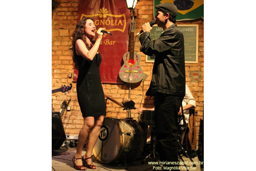 (S&atilde;o Paulo 25/08/2011 - Magn&oacute;lia Villa Bar) Show Gafieiras e Outras Verves - Mirian&ecirc;s Zabot e Banda (BAILE DE GAFIEIRA), com participa&ccedil;&atilde;o de Kadu Ayala. Encerrando a temporada no anivers&aacute;rio do Magn&oacute;lia Villa Bar. Viol&atilde;o: Raphael Cortezi. Baixo: Giancarlo Barletta. Bateria: Teo Garfunnkel. Hair Stylists: Mauro de Oliveira. Fotos: www.baressp.com.br/fotos/fotos.asp?b=15084.