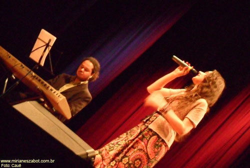 (S&atilde;o Paulo 18/09/2011 - Teatro da Uninove Vergueiro) Show Mosaico Foto-Prosaico - Mirian&ecirc;s Zabot. Piano: Felipe Siles. Dire&ccedil;&atilde;o Art&iacute;stica: Vin&iacute;cius Piedade e Mirian&ecirc;s Zabot. Hair Stylists: Mauro de Oliveira. Foto: Cau&ecirc;.