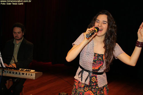 (S&atilde;o Paulo 18/09/2011 - Teatro da Uninove Vergueiro) Show Mosaico Foto-Prosaico - Mirian&ecirc;s Zabot. Piano: Felipe Siles. Dire&ccedil;&atilde;o Art&iacute;stica: Vin&iacute;cius Piedade e Mirian&ecirc;s Zabot. Hair Stylists: Mauro de Oliveira. Foto: Eder Tesio Santi.
