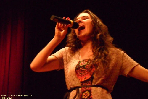 (S&atilde;o Paulo 18/09/2011 - Teatro da Uninove Vergueiro) Show Mosaico Foto-Prosaico - Mirian&ecirc;s Zabot. Piano: Felipe Siles. Dire&ccedil;&atilde;o Art&iacute;stica: Vin&iacute;cius Piedade e Mirian&ecirc;s Zabot. Hair Stylists: Mauro de Oliveira. Foto: Cau&ecirc;.