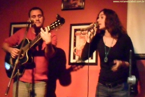 Part. Mirian&ecirc;s Zabot e Andr&eacute; Fernandes no Encontro do Clube Caiubi de Compositores. Percuss&atilde;o: Jaime Matos. Acess&oacute;rios/Colar: Bruna Volpato. (S&atilde;o Paulo 25/04/2011 - Baga&ccedil;a Botequim)