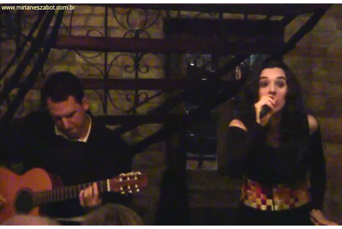 (S&atilde;o Paulo 09/07/2011 - Miquelina Arte e Bar) Show Mosaico Foto-Prosaico - Mirian&ecirc;s Zabot, no evento Terapia Arte Ativa. Viol&atilde;o: Leandro Lat&uacute;. Dire&ccedil;&atilde;o Art&iacute;stica: Vin&iacute;cius Piedade e Mirian&ecirc;s Zabot. Figurino: Deise Cristina Meneguzzi. Hair Stylists: Mauro de Oliveira. Realiza&ccedil;&atilde;o: RASZ5.