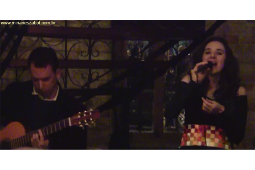 (S&atilde;o Paulo 09/07/2011 - Miquelina Arte e Bar) Show Mosaico Foto-Prosaico - Mirian&ecirc;s Zabot, no evento Terapia Arte Ativa. Viol&atilde;o: Leandro Lat&uacute;. Dire&ccedil;&atilde;o Art&iacute;stica: Vin&iacute;cius Piedade e Mirian&ecirc;s Zabot. Figurino: Deise Cristina Meneguzzi. Hair Stylists: Mauro de Oliveira. Realiza&ccedil;&atilde;o: RASZ5.