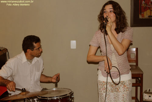 (S&atilde;o Paulo 14/10/2011 - Ponto do livro - Livraria, caf&eacute; e arte) Pr&eacute;-Estreia no NOVO Show Minha Terra Alheia - Mirian&ecirc;s Zabot. Piano: Felipe Siles. Percuss&atilde;o: Carlos Brito Jr. Hair Stylists: Mauro de Oliveira. Fotos: Altiery Monteiro.