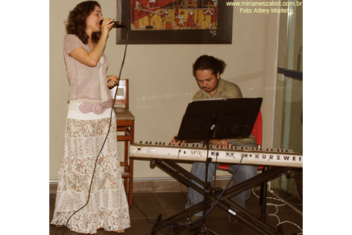 (S&atilde;o Paulo 14/10/2011 - Ponto do livro - Livraria, caf&eacute; e arte) Pr&eacute;-Estreia no NOVO Show Minha Terra Alheia - Mirian&ecirc;s Zabot. Piano: Felipe Siles. Percuss&atilde;o: Carlos Brito Jr. Hair Stylists: Mauro de Oliveira. Fotos: Altiery Monteiro.