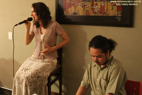 (S&atilde;o Paulo 14/10/2011 - Ponto do livro - Livraria, caf&eacute; e arte) Pr&eacute;-Estreia no NOVO Show Minha Terra Alheia - Mirian&ecirc;s Zabot. Piano: Felipe Siles. Percuss&atilde;o: Carlos Brito Jr. Hair Stylists: Mauro de Oliveira. Fotos: Altiery Monteiro.