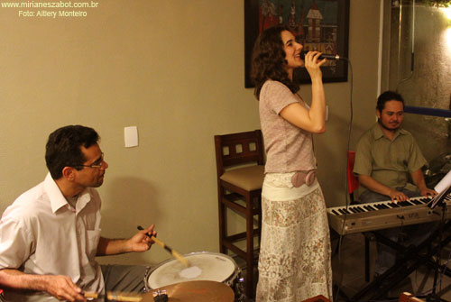 (S&atilde;o Paulo 14/10/2011 - Ponto do livro - Livraria, caf&eacute; e arte) Pr&eacute;-Estreia no NOVO Show Minha Terra Alheia - Mirian&ecirc;s Zabot. Piano: Felipe Siles. Percuss&atilde;o: Carlos Brito Jr. Hair Stylists: Mauro de Oliveira. Fotos: Altiery Monteiro.