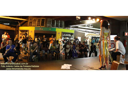 (S&atilde;o Paulo 22/10/2011 - Esta&ccedil;&atilde;o Para&iacute;so do Metr&ocirc; - Projeto Encontros) Show Mosaico Foto-Prosaico - Mirian&ecirc;s Zabot. Piano: Felipe Siles. Dire&ccedil;&atilde;o Art&iacute;stica: Vin&iacute;cius Piedade e Mirian&ecirc;s Zabot. Figurino: Deise Cristina Meneguzzi. Hair Stylists: Mauro de Oliveira. Realiza&ccedil;&atilde;o: Cinemagia e Metr&ocirc; SP. Agradecimentos: Altiery Monteiro e Alexandre Terreri (www.culturaemfoco.com.br). Fotos: Antonio Carlos da Fonseca Barbosa (www.ritmomelodia.mus.br).