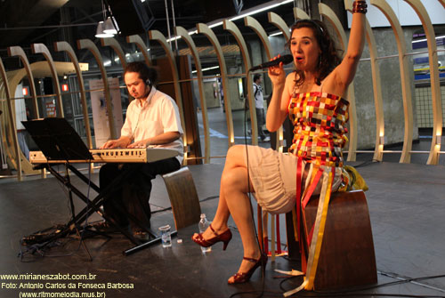 (S&atilde;o Paulo 22/10/2011 - Esta&ccedil;&atilde;o Para&iacute;so do Metr&ocirc; - Projeto Encontros) Show Mosaico Foto-Prosaico - Mirian&ecirc;s Zabot. Piano: Felipe Siles. Dire&ccedil;&atilde;o Art&iacute;stica: Vin&iacute;cius Piedade e Mirian&ecirc;s Zabot. Figurino: Deise Cristina Meneguzzi. Hair Stylists: Mauro de Oliveira. Realiza&ccedil;&atilde;o: Cinemagia e Metr&ocirc; SP. Agradecimentos: Altiery Monteiro e Alexandre Terreri (www.culturaemfoco.com.br). Fotos: Antonio Carlos da Fonseca Barbosa (www.ritmomelodia.mus.br).