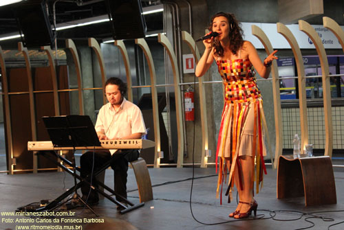(S&atilde;o Paulo 22/10/2011 - Esta&ccedil;&atilde;o Para&iacute;so do Metr&ocirc; - Projeto Encontros) Show Mosaico Foto-Prosaico - Mirian&ecirc;s Zabot. Piano: Felipe Siles. Dire&ccedil;&atilde;o Art&iacute;stica: Vin&iacute;cius Piedade e Mirian&ecirc;s Zabot. Figurino: Deise Cristina Meneguzzi. Hair Stylists: Mauro de Oliveira. Realiza&ccedil;&atilde;o: Cinemagia e Metr&ocirc; SP. Agradecimentos: Altiery Monteiro e Alexandre Terreri (www.culturaemfoco.com.br). Fotos: Antonio Carlos da Fonseca Barbosa (www.ritmomelodia.mus.br).