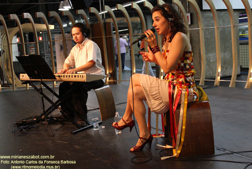 (S&atilde;o Paulo 22/10/2011 - Esta&ccedil;&atilde;o Para&iacute;so do Metr&ocirc; - Projeto Encontros) Show Mosaico Foto-Prosaico - Mirian&ecirc;s Zabot. Piano: Felipe Siles. Dire&ccedil;&atilde;o Art&iacute;stica: Vin&iacute;cius Piedade e Mirian&ecirc;s Zabot. Figurino: Deise Cristina Meneguzzi. Hair Stylists: Mauro de Oliveira. Realiza&ccedil;&atilde;o: Cinemagia e Metr&ocirc; SP. Agradecimentos: Altiery Monteiro e Alexandre Terreri (www.culturaemfoco.com.br). Fotos: Antonio Carlos da Fonseca Barbosa (www.ritmomelodia.mus.br).