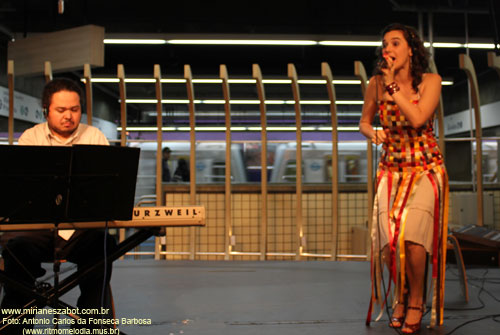 (S&atilde;o Paulo 22/10/2011 - Esta&ccedil;&atilde;o Para&iacute;so do Metr&ocirc; - Projeto Encontros) Show Mosaico Foto-Prosaico - Mirian&ecirc;s Zabot. Piano: Felipe Siles. Dire&ccedil;&atilde;o Art&iacute;stica: Vin&iacute;cius Piedade e Mirian&ecirc;s Zabot. Figurino: Deise Cristina Meneguzzi. Hair Stylists: Mauro de Oliveira. Realiza&ccedil;&atilde;o: Cinemagia e Metr&ocirc; SP. Agradecimentos: Altiery Monteiro e Alexandre Terreri (www.culturaemfoco.com.br). Fotos: Antonio Carlos da Fonseca Barbosa (www.ritmomelodia.mus.br).