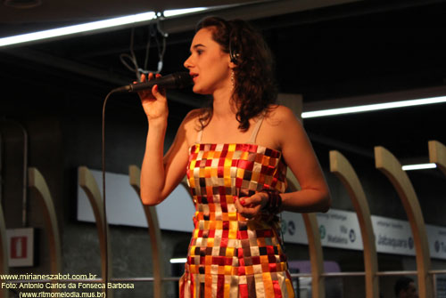 (S&atilde;o Paulo 22/10/2011 - Esta&ccedil;&atilde;o Para&iacute;so do Metr&ocirc; - Projeto Encontros) Show Mosaico Foto-Prosaico - Mirian&ecirc;s Zabot. Piano: Felipe Siles. Dire&ccedil;&atilde;o Art&iacute;stica: Vin&iacute;cius Piedade e Mirian&ecirc;s Zabot. Figurino: Deise Cristina Meneguzzi. Hair Stylists: Mauro de Oliveira. Realiza&ccedil;&atilde;o: Cinemagia e Metr&ocirc; SP. Agradecimentos: Altiery Monteiro e Alexandre Terreri (www.culturaemfoco.com.br). Fotos: Antonio Carlos da Fonseca Barbosa (www.ritmomelodia.mus.br).