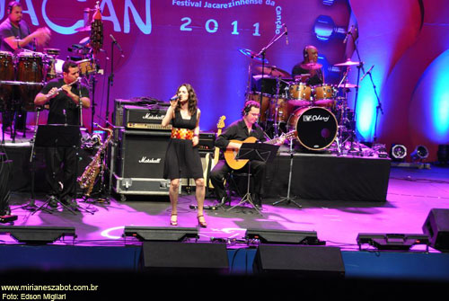 (Jacarezinho-PR 11/11/2011 - FEJACAN - SESC PR - Festival Jacarezinhense da Can&ccedil;&atilde;o) Part. de Mirian&ecirc;s Zabot com can&ccedil;&otilde;es do CD Mosaico Foto-Prosaico - A Chaga ( Fausto Prado / Caetano Silveira) e 1/2% de Tristeza ( Alexandre Florez ). Diretor Musical: Du Javaro, Banda de Apoio: Luciano Almeida(teclado), Nelson(Guitarra, Syrton Oliveria(Sax), Antonio Carlos(Bateria), Rafael Oliveira(Baixo), Buyu(Percuss&atilde;o). Dire&ccedil;&atilde;o Geral e &Aacute;udio: Wladnei Dam&aacute;lio. Figurino: Deise Cristina Meneguzzi. Hair Stylists: Mauro de Oliveira. Realiza&ccedil;&atilde;o: SESC PR e Prefeitura Municipal de Jacarezinho-PR. Fotos: Edson Migliari.