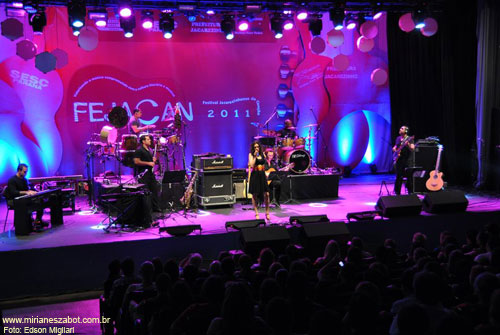 (Jacarezinho-PR 11/11/2011 - FEJACAN - SESC PR - Festival Jacarezinhense da Can&ccedil;&atilde;o) Part. de Mirian&ecirc;s Zabot com can&ccedil;&otilde;es do CD Mosaico Foto-Prosaico - A Chaga ( Fausto Prado / Caetano Silveira) e 1/2% de Tristeza ( Alexandre Florez ). Diretor Musical: Du Javaro, Banda de Apoio: Luciano Almeida(teclado), Nelson(Guitarra, Syrton Oliveria(Sax), Antonio Carlos(Bateria), Rafael Oliveira(Baixo), Buyu(Percuss&atilde;o). Dire&ccedil;&atilde;o Geral e &Aacute;udio: Wladnei Dam&aacute;lio. Figurino: Deise Cristina Meneguzzi. Hair Stylists: Mauro de Oliveira. Realiza&ccedil;&atilde;o: SESC PR e Prefeitura Municipal de Jacarezinho-PR. Fotos: Edson Migliari.