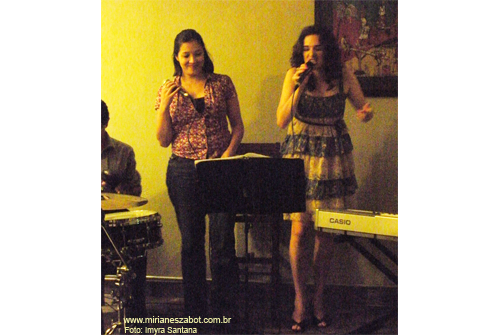 (S&atilde;o Paulo 01/12/2011 - Ponto do livro - Livraria, caf&eacute; e arte) Pr&eacute;-Estreia no NOVO Show Minha Terra Alheia - Mirian&ecirc;s Zabot. Participa&ccedil;&atilde;o especial: Sarah Abreu. Piano: Felipe Siles. Percuss&atilde;o: Carlos Brito Jr. Hair Stylists: Mauro de Oliveira. Fotos: Imyra Santana.