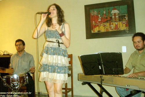 (S&atilde;o Paulo 01/12/2011 - Ponto do livro - Livraria, caf&eacute; e arte) Pr&eacute;-Estreia no NOVO Show Minha Terra Alheia - Mirian&ecirc;s Zabot. Participa&ccedil;&atilde;o especial: Sarah Abreu. Piano: Felipe Siles. Percuss&atilde;o: Carlos Brito Jr. Hair Stylists: Mauro de Oliveira. Fotos: Sarah Abreu.