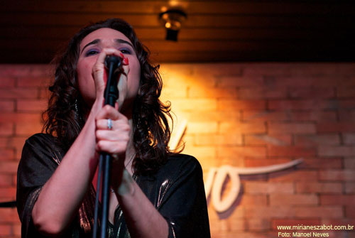 (S&atilde;o Paulo 09/11/2011 - Ao Vivo Music) Show Gafieiras e Outras Verves - Mirian&ecirc;s Zabot e Banda (BAILE DE GAFIEIRA). Viol&atilde;o: Raphael Cortezi. Baixo: Giancarlo Barletta. Bateria: Pedro Michelucci. Sax e Clarinete: Walter Eg&eacute;a. Participa&ccedil;&atilde;o Especial: Anabel Bian. Hair Stylists: Mauro de Oliveira. Fotos: Manoel Neves.