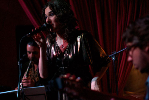 (S&atilde;o Paulo 09/11/2011 - Ao Vivo Music) Show Gafieiras e Outras Verves - Mirian&ecirc;s Zabot e Banda (BAILE DE GAFIEIRA). Viol&atilde;o: Raphael Cortezi. Baixo: Giancarlo Barletta. Bateria: Pedro Michelucci. Sax e Clarinete: Walter Eg&eacute;a. Participa&ccedil;&atilde;o Especial: Anabel Bian. Hair Stylists: Mauro de Oliveira. Fotos: Manoel Neves.