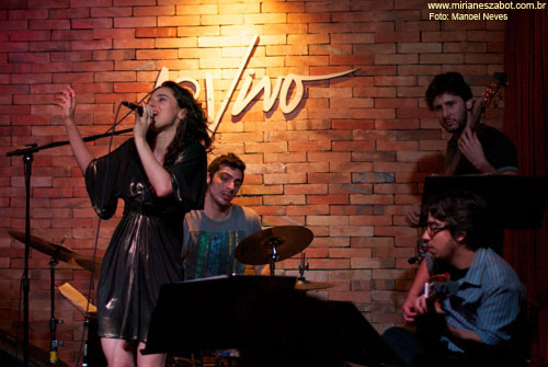 (S&atilde;o Paulo 09/11/2011 - Ao Vivo Music) Show Gafieiras e Outras Verves - Mirian&ecirc;s Zabot e Banda (BAILE DE GAFIEIRA). Viol&atilde;o: Raphael Cortezi. Baixo: Giancarlo Barletta. Bateria: Pedro Michelucci. Sax e Clarinete: Walter Eg&eacute;a. Participa&ccedil;&atilde;o Especial: Anabel Bian. Hair Stylists: Mauro de Oliveira. Fotos: Manoel Neves.