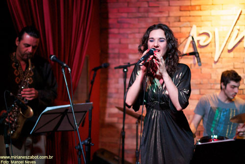 (S&atilde;o Paulo 09/11/2011 - Ao Vivo Music) Show Gafieiras e Outras Verves - Mirian&ecirc;s Zabot e Banda (BAILE DE GAFIEIRA). Viol&atilde;o: Raphael Cortezi. Baixo: Giancarlo Barletta. Bateria: Pedro Michelucci. Sax e Clarinete: Walter Eg&eacute;a. Participa&ccedil;&atilde;o Especial: Anabel Bian. Hair Stylists: Mauro de Oliveira. Fotos: Manoel Neves.