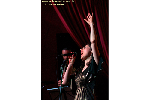 (S&atilde;o Paulo 09/11/2011 - Ao Vivo Music) Show Gafieiras e Outras Verves - Mirian&ecirc;s Zabot e Banda (BAILE DE GAFIEIRA). Viol&atilde;o: Raphael Cortezi. Baixo: Giancarlo Barletta. Bateria: Pedro Michelucci. Sax e Clarinete: Walter Eg&eacute;a. Participa&ccedil;&atilde;o Especial: Anabel Bian. Hair Stylists: Mauro de Oliveira. Fotos: Manoel Neves.