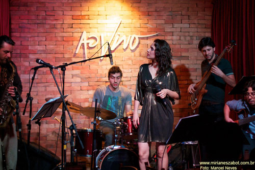 (S&atilde;o Paulo 09/11/2011 - Ao Vivo Music) Show Gafieiras e Outras Verves - Mirian&ecirc;s Zabot e Banda (BAILE DE GAFIEIRA). Viol&atilde;o: Raphael Cortezi. Baixo: Giancarlo Barletta. Bateria: Pedro Michelucci. Sax e Clarinete: Walter Eg&eacute;a. Participa&ccedil;&atilde;o Especial: Anabel Bian. Hair Stylists: Mauro de Oliveira. Fotos: Manoel Neves.