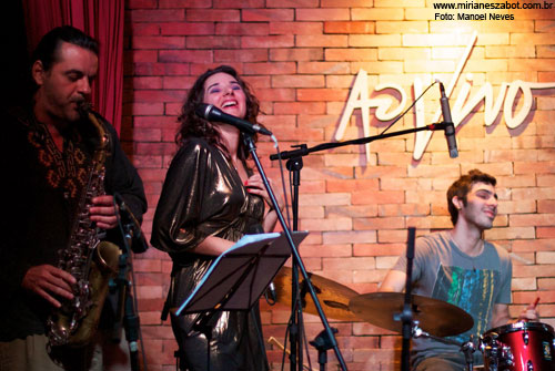 (S&atilde;o Paulo 09/11/2011 - Ao Vivo Music) Show Gafieiras e Outras Verves - Mirian&ecirc;s Zabot e Banda (BAILE DE GAFIEIRA). Viol&atilde;o: Raphael Cortezi. Baixo: Giancarlo Barletta. Bateria: Pedro Michelucci. Sax e Clarinete: Walter Eg&eacute;a. Participa&ccedil;&atilde;o Especial: Anabel Bian. Hair Stylists: Mauro de Oliveira. Fotos: Manoel Neves.