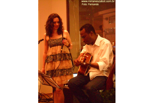 (S&atilde;o Paulo 21/11/2011 - Cristallo Lounge An&aacute;lia Franco) Part. Mirian&ecirc;s Zabot, no lan&ccedil;amento do CD Laurie And Me - de W. (Walter Eg&eacute;a). Baixo e Viol&atilde;o: Paulo Israel. Fotos: Fernando.
