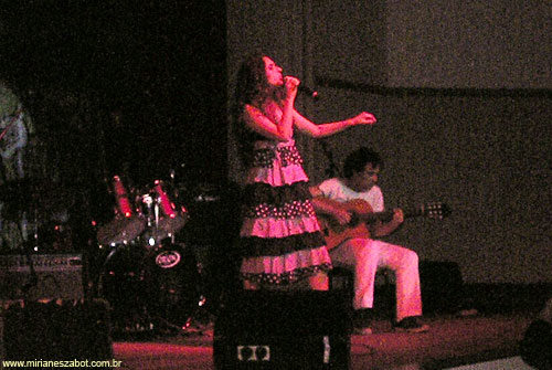Festival Marolo da Can&ccedil;&atilde;o de Paragua&ccedil;&uacute; 2010 - Mirian&ecirc;s Zabot interpreta Malabares com Farinha (Paulo Monarco/Sandro Dornelles) Viol&atilde;o: Sandro Dornelles (Paragua&ccedil;&uacute;  - MG, 01/01/10).