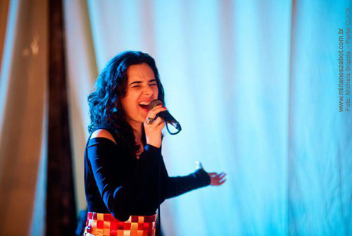 (S&atilde;o Paulo 10/12/2011 - Sarau do Charles - 15 anos) Pocket-Show Mosaico Foto-Prosaico - Mirian&ecirc;s Zabot. Piano: Felipe Siles. Figurino: Deise Cristina Meneguzzi. Hair Stylists: Mauro de Oliveira. Realiza&ccedil;&atilde;o: Associa&ccedil;&atilde;o Raso da Catarina. Fotos: Michela Br&iacute;gida / Portal CLICK.