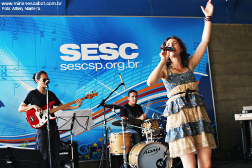 (Campinas 04/03/2012 &ndash; SESC Campinas) Show Gafieiras e Outras Verves - Mirian&ecirc;s Zabot e Banda (BAILE DE GAFIEIRA). Felipe Siles (piano), Jabes Felipe (bateria), Gustavo Sato (baixo), Vagner Luiz (saxofone) e Fernando Sirino (trompete). Hair Stylists: Mauro de Oliveira. Fotos: Altiery Monteiro. Realiza&ccedil;&atilde;o: Sesc SP. Produ&ccedil;&atilde;o: Am&aacute;lgama Cultural Ltda.