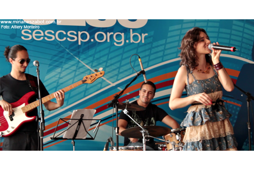 (Campinas 04/03/2012 &ndash; SESC Campinas) Show Gafieiras e Outras Verves - Mirian&ecirc;s Zabot e Banda (BAILE DE GAFIEIRA). Felipe Siles (piano), Jabes Felipe (bateria), Gustavo Sato (baixo), Vagner Luiz (saxofone) e Fernando Sirino (trompete). Hair Stylists: Mauro de Oliveira. Fotos: Altiery Monteiro. Realiza&ccedil;&atilde;o: Sesc SP. Produ&ccedil;&atilde;o: Am&aacute;lgama Cultural Ltda.