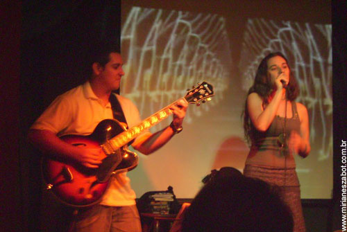 Pocket-Show no Sopa de Letrinhas - Mosaico Foto-Prosaico de Mirian&ecirc;s Zabot. Ao viol&atilde;o Jo&atilde;o Paulo Ara&uacute;jo. Fotos: Verena Rocha. (Villaggio Caf&eacute; - S&atilde;o Paulo - 28/11/2008)