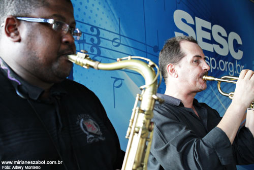 (Campinas 04/03/2012 &ndash; SESC Campinas) Show Gafieiras e Outras Verves - Mirian&ecirc;s Zabot e Banda (BAILE DE GAFIEIRA). Felipe Siles (piano), Jabes Felipe (bateria), Gustavo Sato (baixo), Vagner Luiz (saxofone) e Fernando Sirino (trompete). Hair Stylists: Mauro de Oliveira. Fotos: Altiery Monteiro. Realiza&ccedil;&atilde;o: Sesc SP. Produ&ccedil;&atilde;o: Am&aacute;lgama Cultural Ltda.