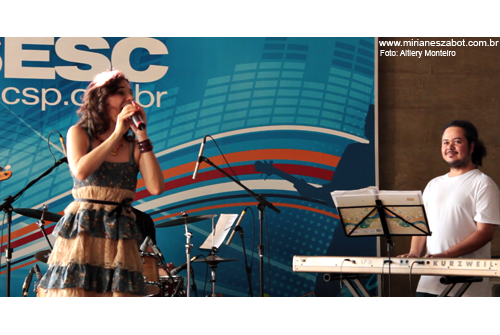 (Campinas 04/03/2012 &ndash; SESC Campinas) Show Gafieiras e Outras Verves - Mirian&ecirc;s Zabot e Banda (BAILE DE GAFIEIRA). Felipe Siles (piano), Jabes Felipe (bateria), Gustavo Sato (baixo), Vagner Luiz (saxofone) e Fernando Sirino (trompete). Hair Stylists: Mauro de Oliveira. Fotos: Altiery Monteiro. Realiza&ccedil;&atilde;o: Sesc SP. Produ&ccedil;&atilde;o: Am&aacute;lgama Cultural Ltda.