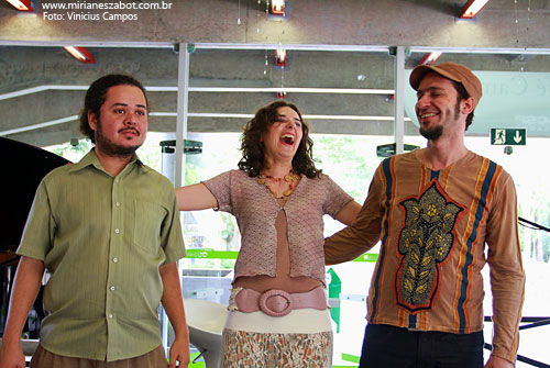 (S&atilde;o Paulo 03/03/2012 &ndash; SESC Interlagos, Caf&eacute; Campestre - Projeto Elas Cantam Tom, especial m&ecirc;s das mulheres) Show Mirian&ecirc;s Zabot - Homenagem a Elis Regina e Tom Jobim. Felipe Siles (piano) e Claudinho Santana (percuss&atilde;o). Hair Stylists: Mauro de Oliveira. Fotos: Vinicius Campos. Realiza&ccedil;&atilde;o: Sesc SP. Produ&ccedil;&atilde;o: Din&acirc;mica Eventos e Produ&ccedil;&otilde;es.