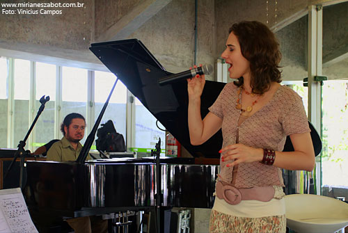 (S&atilde;o Paulo 03/03/2012 &ndash; SESC Interlagos, Caf&eacute; Campestre - Projeto Elas Cantam Tom, especial m&ecirc;s das mulheres) Show Mirian&ecirc;s Zabot - Homenagem a Elis Regina e Tom Jobim. Felipe Siles (piano) e Claudinho Santana (percuss&atilde;o). Hair Stylists: Mauro de Oliveira. Fotos: Vinicius Campos. Realiza&ccedil;&atilde;o: Sesc SP. Produ&ccedil;&atilde;o: Din&acirc;mica Eventos e Produ&ccedil;&otilde;es.