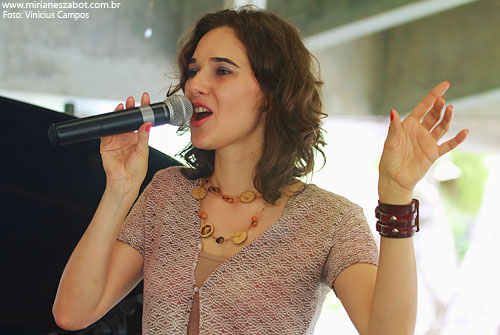 (S&atilde;o Paulo 03/03/2012 &ndash; SESC Interlagos, Caf&eacute; Campestre - Projeto Elas Cantam Tom, especial m&ecirc;s das mulheres) Show Mirian&ecirc;s Zabot - Homenagem a Elis Regina e Tom Jobim. Felipe Siles (piano) e Claudinho Santana (percuss&atilde;o). Hair Stylists: Mauro de Oliveira. Fotos: Vinicius Campos. Realiza&ccedil;&atilde;o: Sesc SP. Produ&ccedil;&atilde;o: Din&acirc;mica Eventos e Produ&ccedil;&otilde;es.