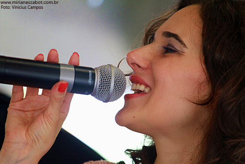 (S&atilde;o Paulo 03/03/2012 &ndash; SESC Interlagos, Caf&eacute; Campestre - Projeto Elas Cantam Tom, especial m&ecirc;s das mulheres) Show Mirian&ecirc;s Zabot - Homenagem a Elis Regina e Tom Jobim. Felipe Siles (piano) e Claudinho Santana (percuss&atilde;o). Hair Stylists: Mauro de Oliveira. Fotos: Vinicius Campos. Realiza&ccedil;&atilde;o: Sesc SP. Produ&ccedil;&atilde;o: Din&acirc;mica Eventos e Produ&ccedil;&otilde;es.