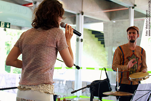 (S&atilde;o Paulo 03/03/2012 &ndash; SESC Interlagos, Caf&eacute; Campestre - Projeto Elas Cantam Tom, especial m&ecirc;s das mulheres) Show Mirian&ecirc;s Zabot - Homenagem a Elis Regina e Tom Jobim. Felipe Siles (piano) e Claudinho Santana (percuss&atilde;o). Hair Stylists: Mauro de Oliveira. Fotos: Vinicius Campos. Realiza&ccedil;&atilde;o: Sesc SP. Produ&ccedil;&atilde;o: Din&acirc;mica Eventos e Produ&ccedil;&otilde;es.