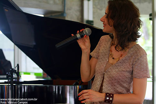 (S&atilde;o Paulo 03/03/2012 &ndash; SESC Interlagos, Caf&eacute; Campestre - Projeto Elas Cantam Tom, especial m&ecirc;s das mulheres) Show Mirian&ecirc;s Zabot - Homenagem a Elis Regina e Tom Jobim. Felipe Siles (piano) e Claudinho Santana (percuss&atilde;o). Hair Stylists: Mauro de Oliveira. Fotos: Vinicius Campos. Realiza&ccedil;&atilde;o: Sesc SP. Produ&ccedil;&atilde;o: Din&acirc;mica Eventos e Produ&ccedil;&otilde;es.