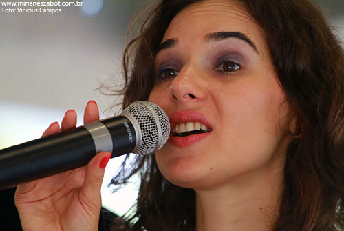 (S&atilde;o Paulo 03/03/2012 &ndash; SESC Interlagos, Caf&eacute; Campestre - Projeto Elas Cantam Tom, especial m&ecirc;s das mulheres) Show Mirian&ecirc;s Zabot - Homenagem a Elis Regina e Tom Jobim. Felipe Siles (piano) e Claudinho Santana (percuss&atilde;o). Hair Stylists: Mauro de Oliveira. Fotos: Vinicius Campos. Realiza&ccedil;&atilde;o: Sesc SP. Produ&ccedil;&atilde;o: Din&acirc;mica Eventos e Produ&ccedil;&otilde;es.