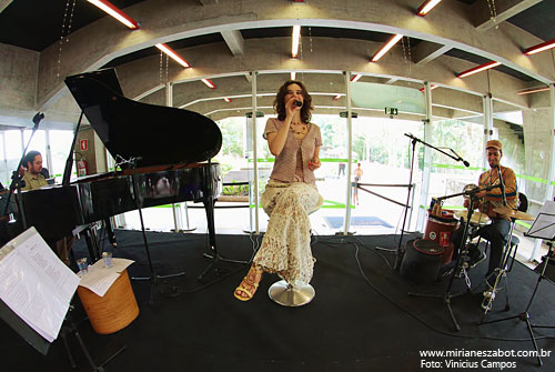(S&atilde;o Paulo 03/03/2012 &ndash; SESC Interlagos, Caf&eacute; Campestre - Projeto Elas Cantam Tom, especial m&ecirc;s das mulheres) Show Mirian&ecirc;s Zabot - Homenagem a Elis Regina e Tom Jobim. Felipe Siles (piano) e Claudinho Santana (percuss&atilde;o). Hair Stylists: Mauro de Oliveira. Fotos: Vinicius Campos. Realiza&ccedil;&atilde;o: Sesc SP. Produ&ccedil;&atilde;o: Din&acirc;mica Eventos e Produ&ccedil;&otilde;es.