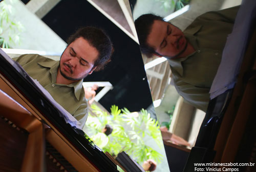 (S&atilde;o Paulo 03/03/2012 &ndash; SESC Interlagos, Caf&eacute; Campestre - Projeto Elas Cantam Tom, especial m&ecirc;s das mulheres) Show Mirian&ecirc;s Zabot - Homenagem a Elis Regina e Tom Jobim. Felipe Siles (piano) e Claudinho Santana (percuss&atilde;o). Hair Stylists: Mauro de Oliveira. Fotos: Vinicius Campos. Realiza&ccedil;&atilde;o: Sesc SP. Produ&ccedil;&atilde;o: Din&acirc;mica Eventos e Produ&ccedil;&otilde;es.